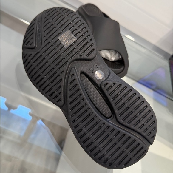 Prettylittle Thing Black Cut Out Rubber Ribbed Sole Slide NEW (sz 6) - Picture 5 of 5